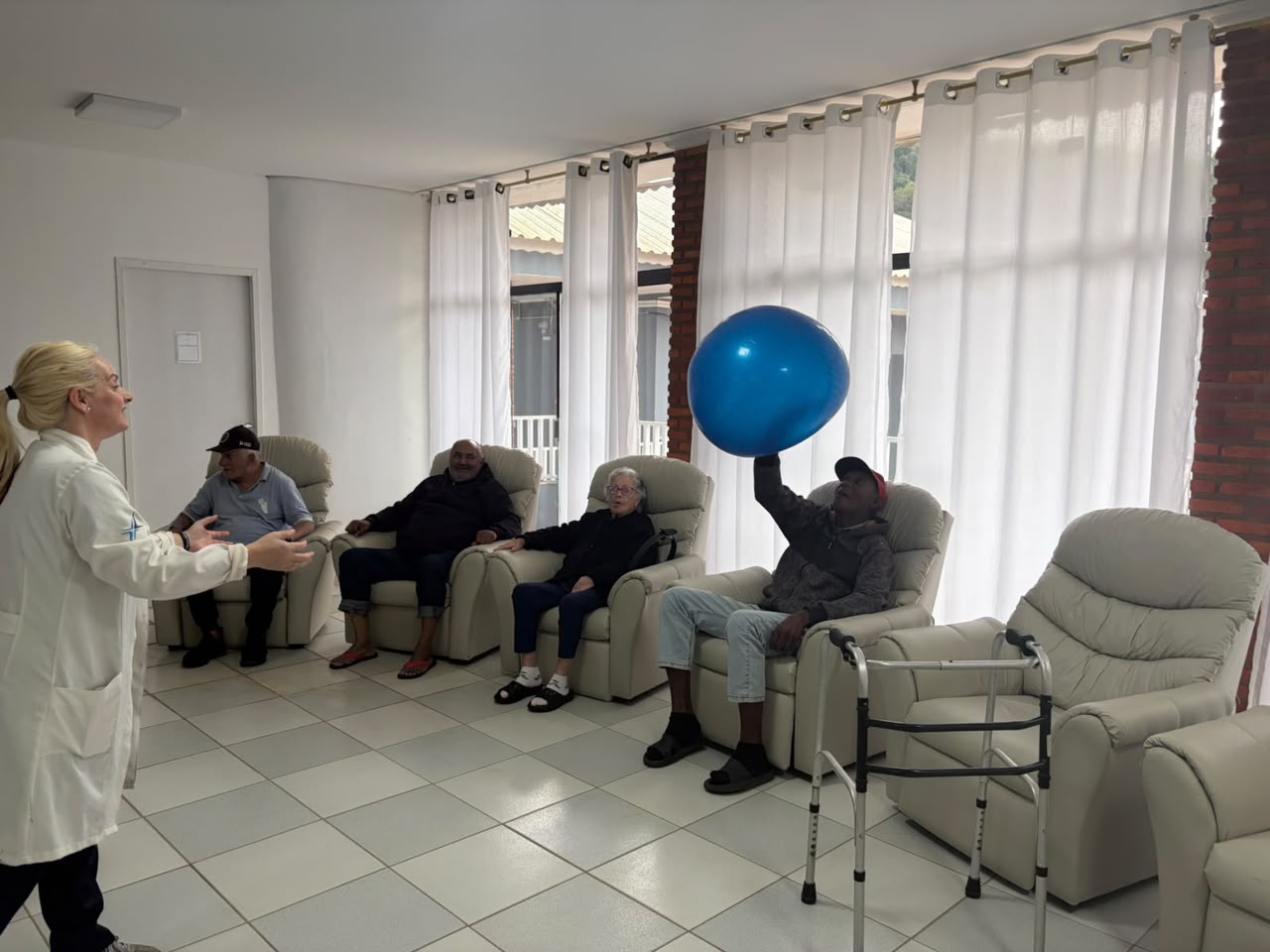 Atividade em grupo com bola na sala da unidade.