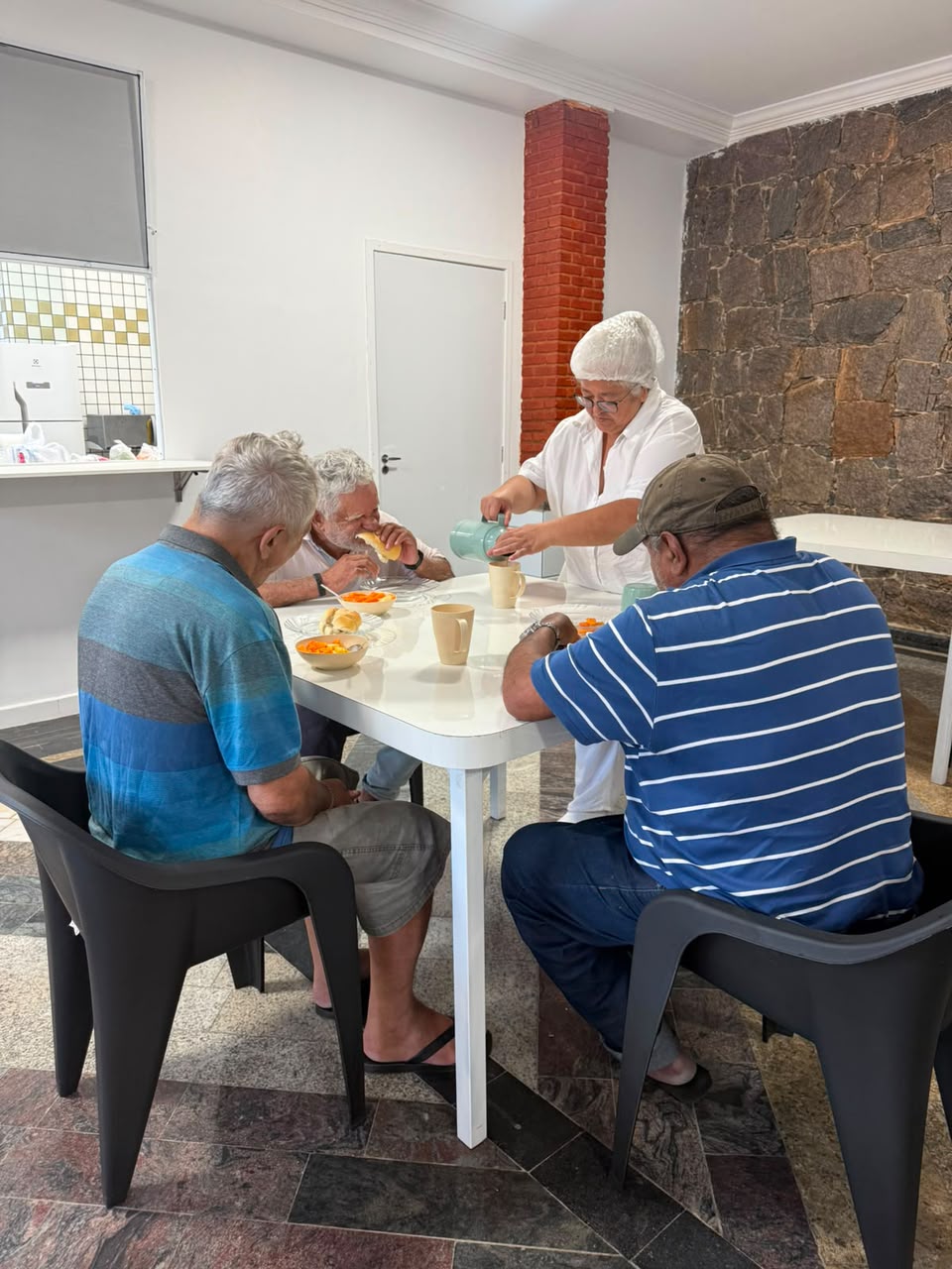 Momento de convivência à mesa na unidade.